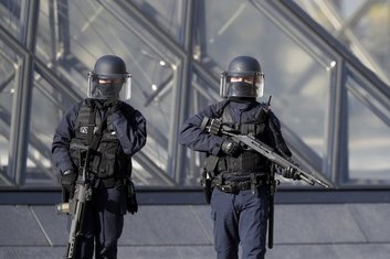 Francuska policija, Luvr