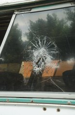 slomljeno staklo autobus