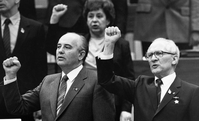Mihail Gorbačov, Erih Honeker (Novine)