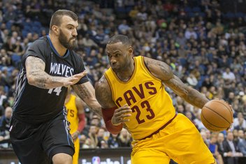Nikola Peković i Lebron Džejms