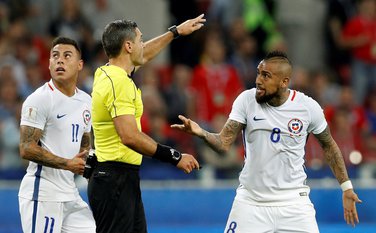 Eduardo Vargas Arturo Vidal Damir Skomina