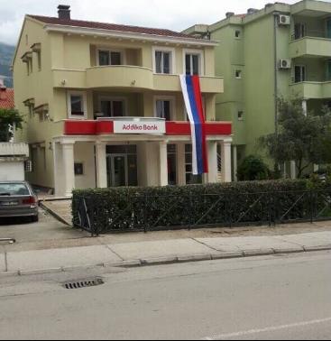 Srpska trobojka, kuća Mila Božovića, Budva