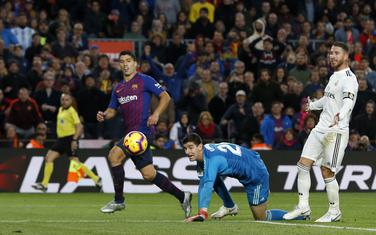 Luis Suares daje gol za Barsu na posljednjem meču protiv Reala