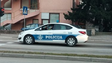 Policajac i telefon