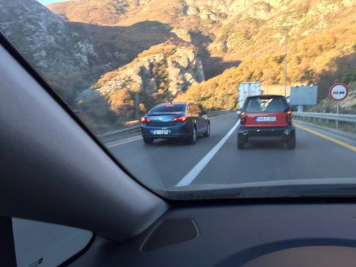 službeno vozilo preticanje preko pune linije