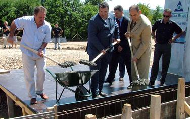 Knežević i Simović sa tadašnjim gradonačelnikom Kolašima postavljaju temeljac za fabriku vode “Lipovo” 2005.