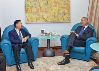 Cui Dživei, Milo Đukanović
