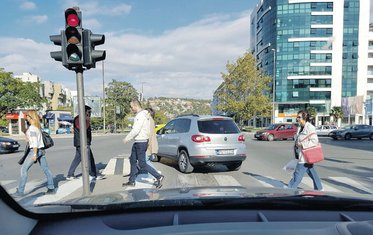 službeno auto, pješaci