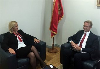 Azra Jasavić, Avio Orav
