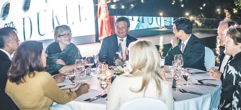 Brajan Hojt Ji, Margaret En Uehara, Stratex grupa