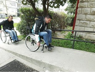 invalidska kolica, prilaz Pravnom fakultetu u Podgorici