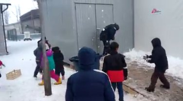 grudvama na policajce