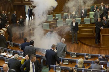 Skupština Kosovo suzavac