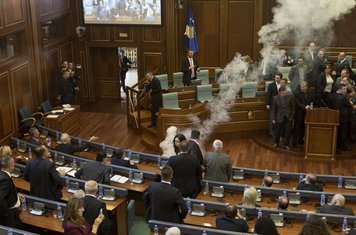 Skupština Kosovo suzavac