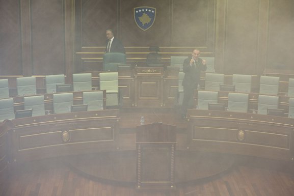 Skupština Kosovo suzavac