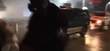 DF protesti, SAJ bije čovjeka