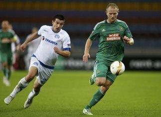 Fatos Bećiraj u duelu sa defanzivcem Rapida Sonlejtnerom