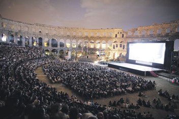 Arena Pula (Novine)