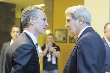 Jens Stoltenberg, Džon Keri