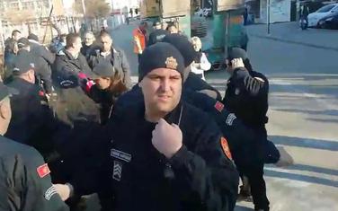 Policija odvodi trudnicu