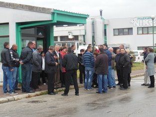 Nika kooperanti protest