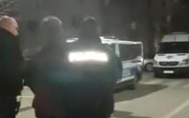 Policija sinoć odvodi jednog od protestanata