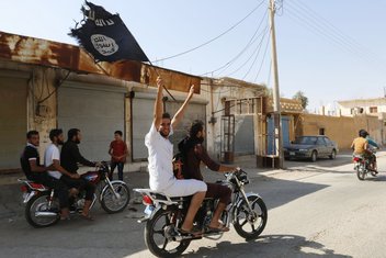 Slavlje sljedbenika ISIL-a nakon zauzimanja vojne baze u Raki