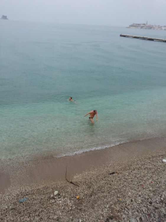 Budva kiša, kupanje