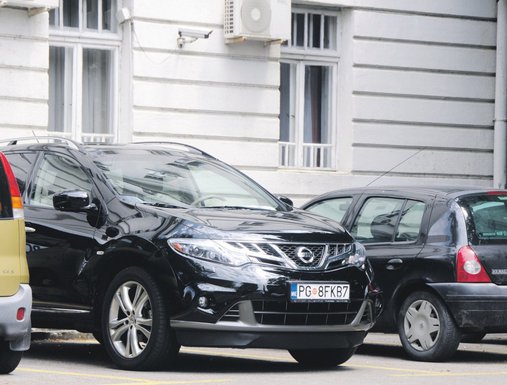 Automobil Miljana Mugoše na parkingu Opštine