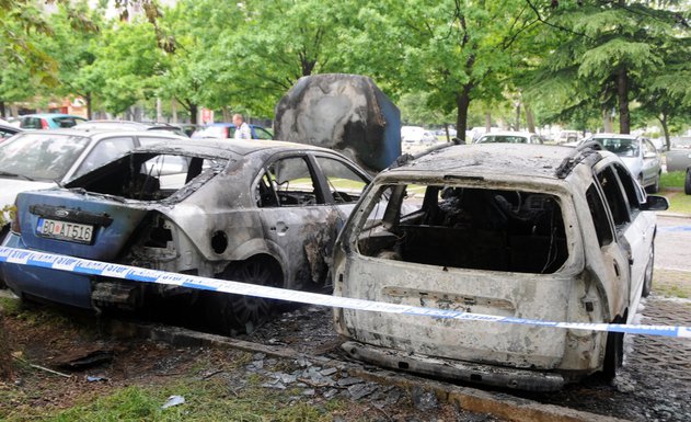 Zapaljena auta, blok V