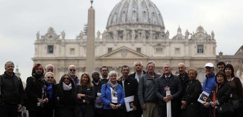 Članovi organizacije ECA (Ending of Clergy Abuse) sa žrtvama zlostavljanja