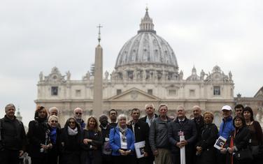 Članovi organizacije ECA (Ending of Clergy Abuse) sa žrtvama zlostavljanja