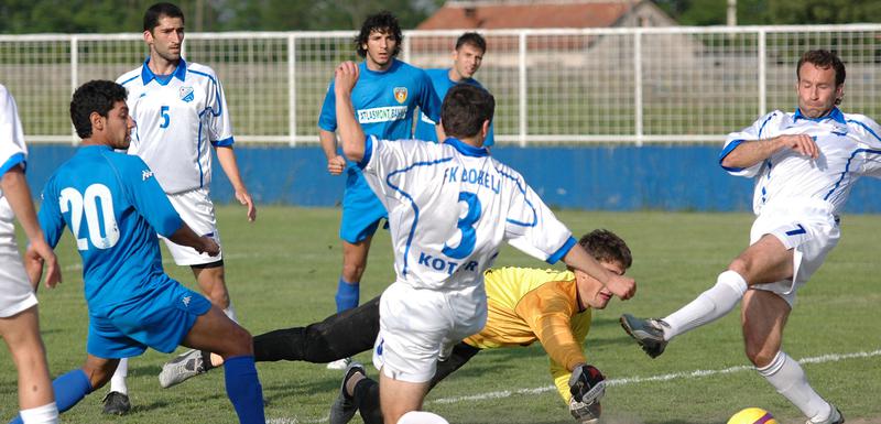 Brazilac Kadu postiže gol za Zetu u pobjedi nad Bokeljom 8:3, 2008. godine