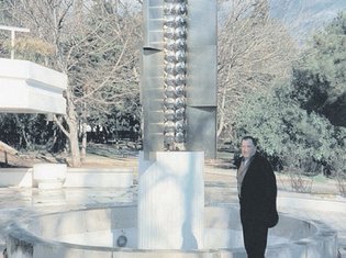 Stevan Luketić, vajar iz Budve pored skulpture koje više nema