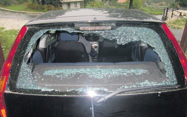 navijači, napad, automobil