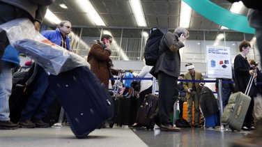 turisti na aerodromu
