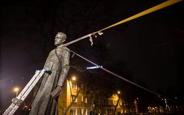 Detalj tokom rušenja spomenika Henriku Jankovskom