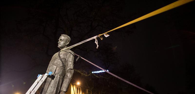 Detalj tokom rušenja spomenika Henriku Jankovskom