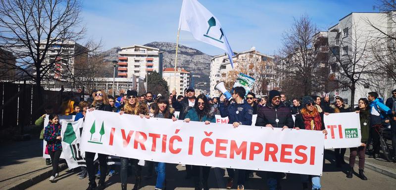 Kolona krenula ka Opštini