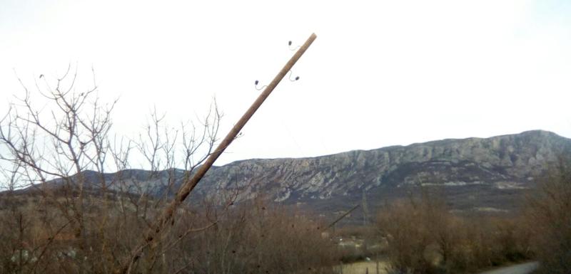 Jedan od oborenih električnih stubova u Martinićima