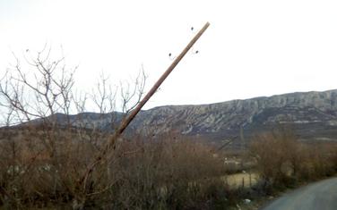 Jedan od oborenih električnih stubova u Martinićima
