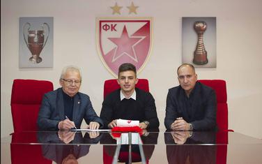 Nikola Krstović na potpisivanju ugovora sa Crvenom zvezdom