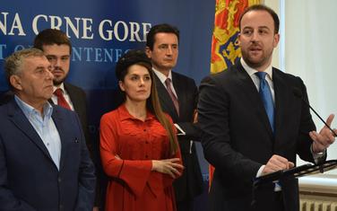 “U politici nije sve dozvoljeno”: Nikolić sa kolegama iz poslaničkog kluba