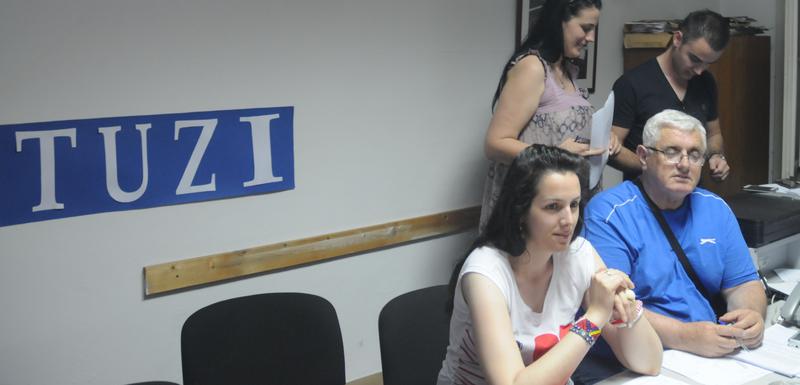 Štab DPS-a nakon izbora u Tuzima (arhivski snimak)-