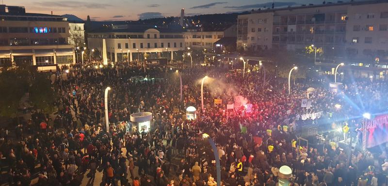 Građani na Trgu nezavisnosti pred početak protesta
