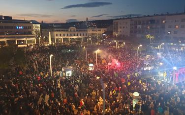 Građani na Trgu nezavisnosti pred početak protesta