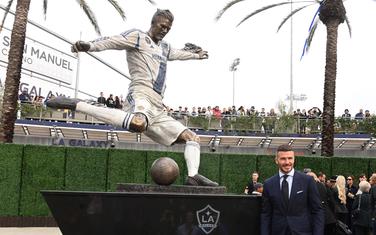 Statua i Bekam ispred stadiona Galaksija