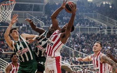 Sa utakmice Olimpijakos - Panatinaikos
