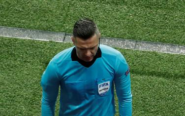 Damir Skomina gleda snimak prije nego što je dosudio penal za Junajted