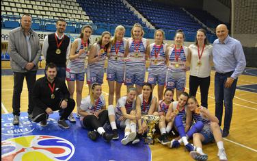 Košarkašice i stručni štab Budućnosti sa pobjedničkim peharom (Foto: Milan Šapurić)